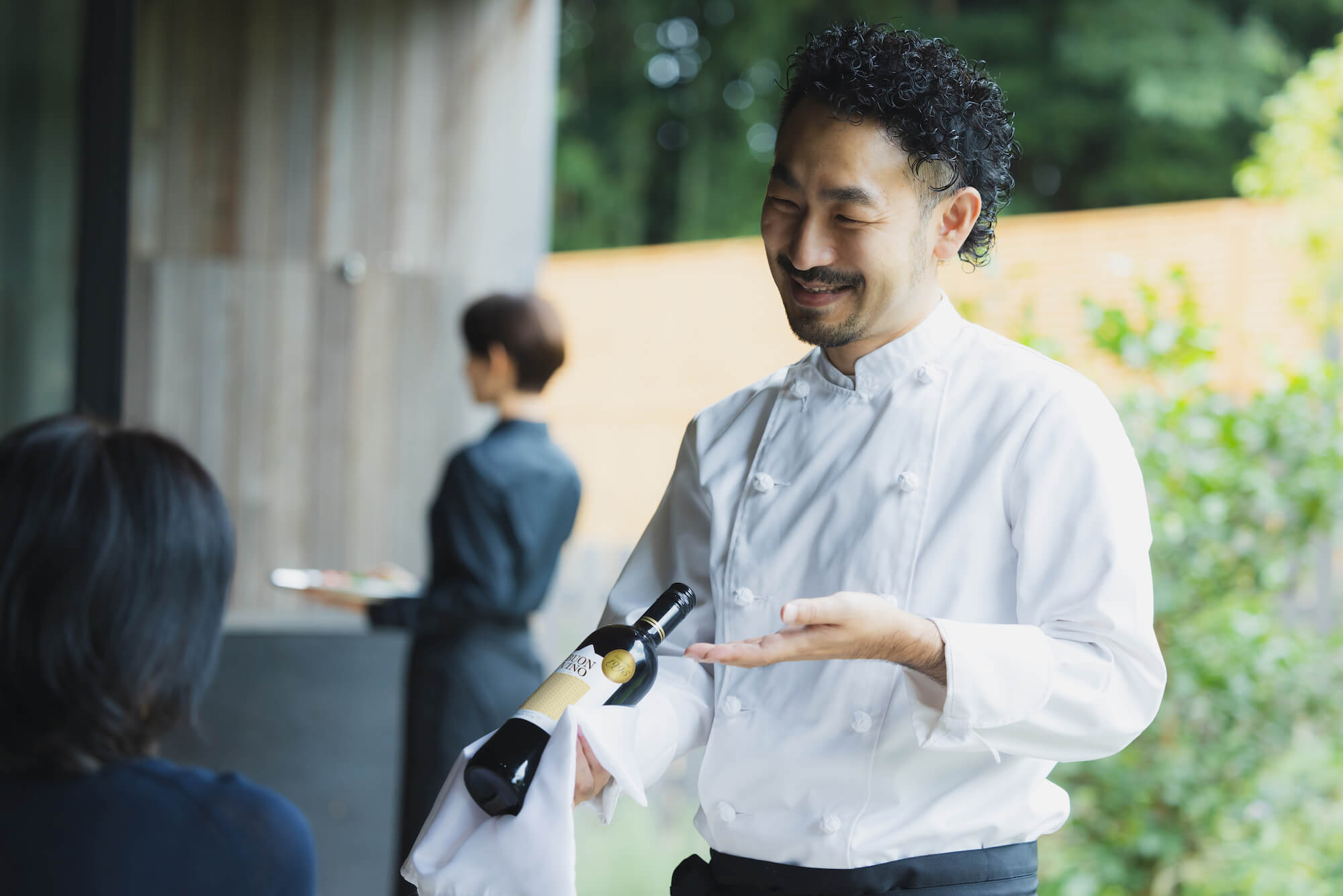 ワインを片手に話をしているシェフ